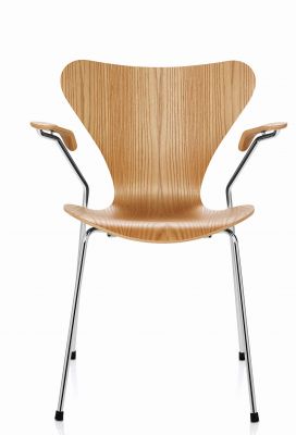 Fritz Hansen Siebener Stuhl 3207 mit Armlehnen, Holz und Chromgestell, Frontansicht.